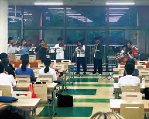 宮崎大学生協食堂で開催された「室内楽管弦楽団1年生のファーストコンサート」