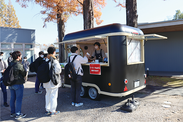 東北大生協川内北キャンパスのキッチントレーラー