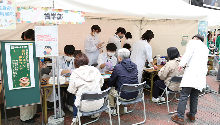 ふるまちモール7での学生や教職員によるテント出店