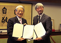 調印式　京都大学 松本紘総長（左）と京都大学生協 川添信介理事長（右）