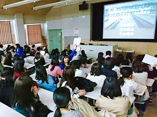 会の全体の様子