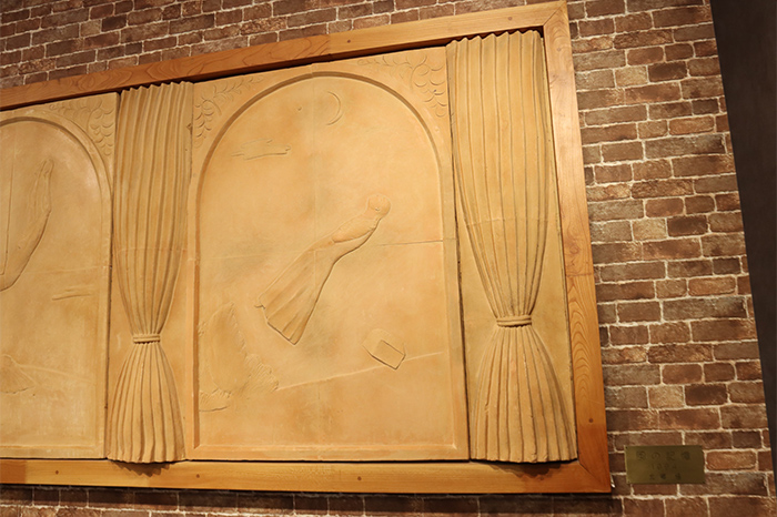 壁面にある彫刻