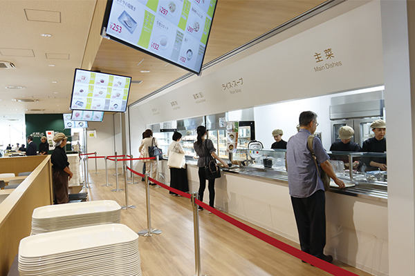 カフェテリア形式の多様なメニューでバランスのとれた食事を提供