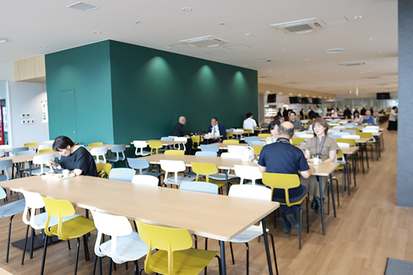 631席を擁するホールは木の質感が温かい雰囲気