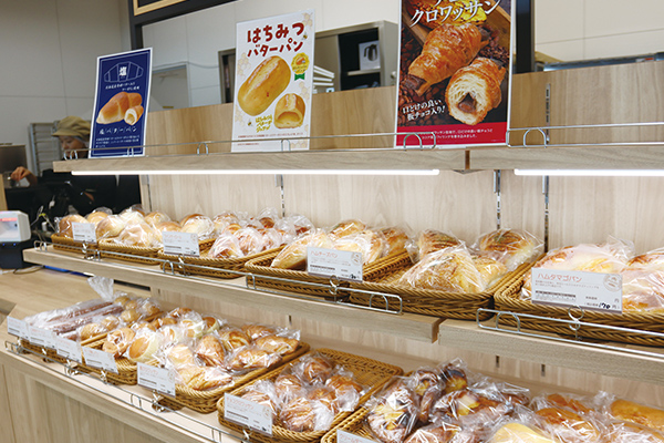 棚いっぱいに並んだパン。昼時にはテイクアウト弁当も販売