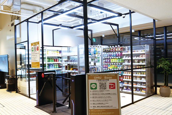 商品を購入後、ラウンジでくつろぐ学生も多い