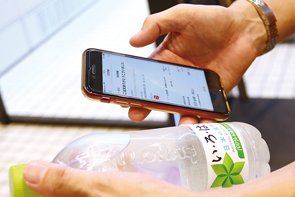 商品を購入後、ラウンジでくつろぐ学生も多い