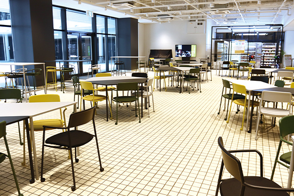 商品を購入後、ラウンジでくつろぐ学生も多い