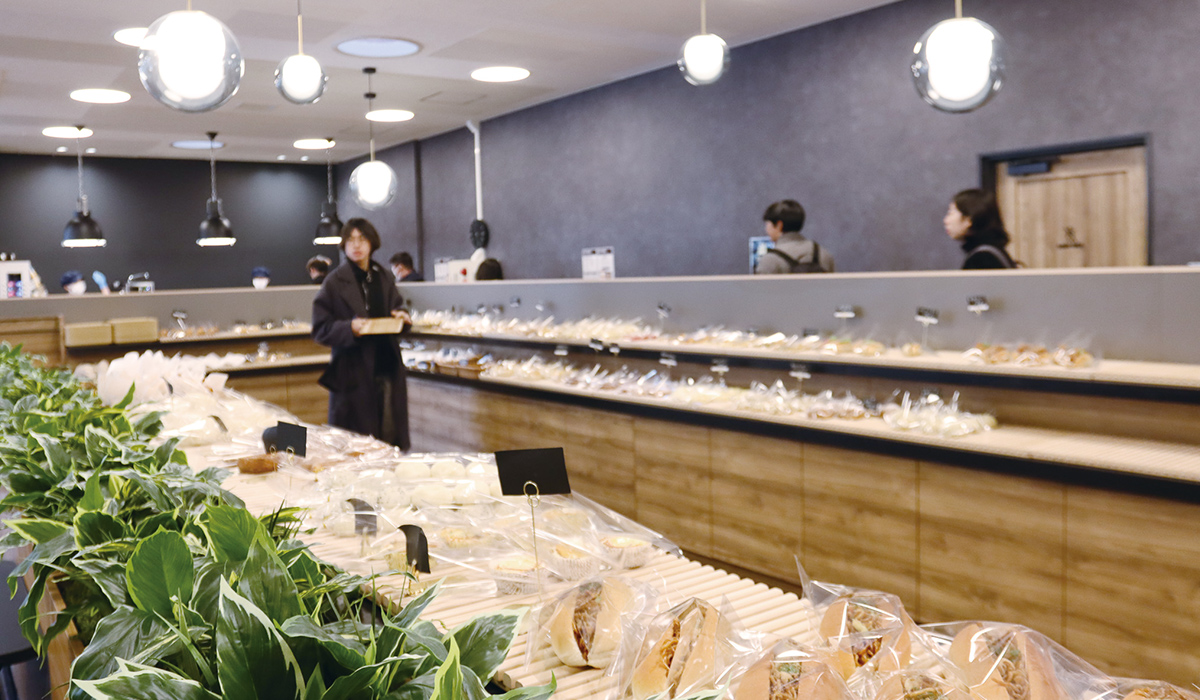 落ち着いた雰囲気の店内に、たくさんのパンが並ぶ