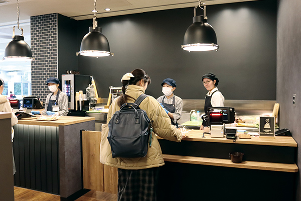 毎日400人ほどの利用があり、多い日は1,200個のパンを焼く