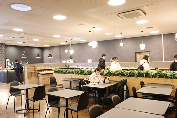 一人でもグループでも利用しやすいイートインスペース