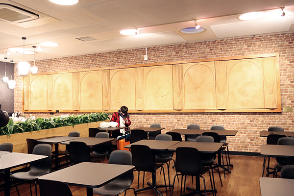 彫刻家 北郷悟氏の壁面彫刻が内装デザインと調和してシックな雰囲気を醸し出す