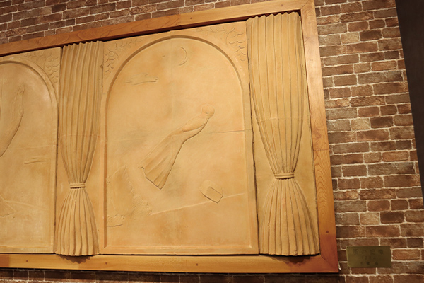 彫刻家 北郷悟氏の壁面彫刻が内装デザインと調和してシックな雰囲気を醸し出す