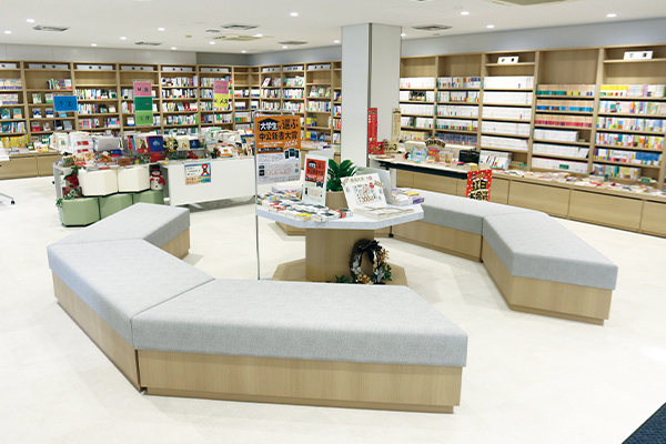 専門書や教科書の品ぞろえを重要視した書籍部。中央にはソファを配置してくつろぎスペースに