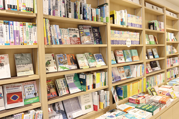 専門書や教科書の品ぞろえを重要視した書籍部。中央にはソファを配置してくつろぎスペースに