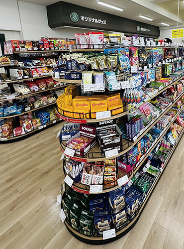 中央の2列はお菓子をメインに陳列