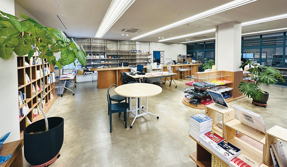 学生の居場所づくり・講座の拠点としての役割を強化。明るさや雰囲気が改善され、立ち寄りやすくなったと学生に好評のスペース