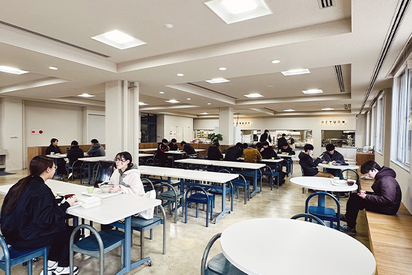 温かな雰囲気の食堂