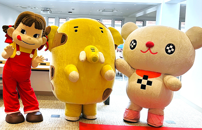 テープカットには、（写真左から）不二家「ペコちゃん」、新座市キャラクター「ゾウキリン」、十文字学園女子大学マスコット「プラスちゃん」も参加♫