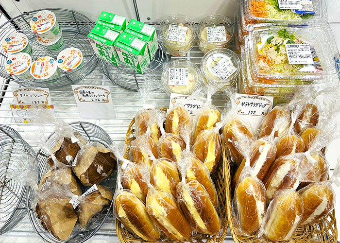 サラダや野菜ジュース、牛乳、コーヒーも販売