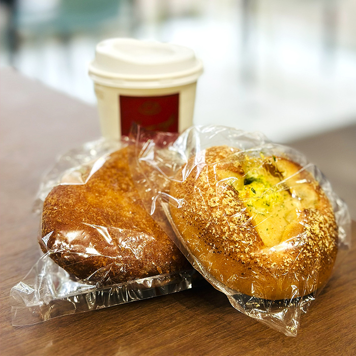 国産小麦のカレーパン（左）と明太ポテトパン（右）