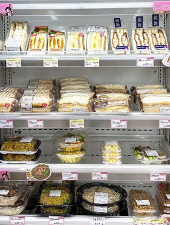 おにぎりやパンの棚