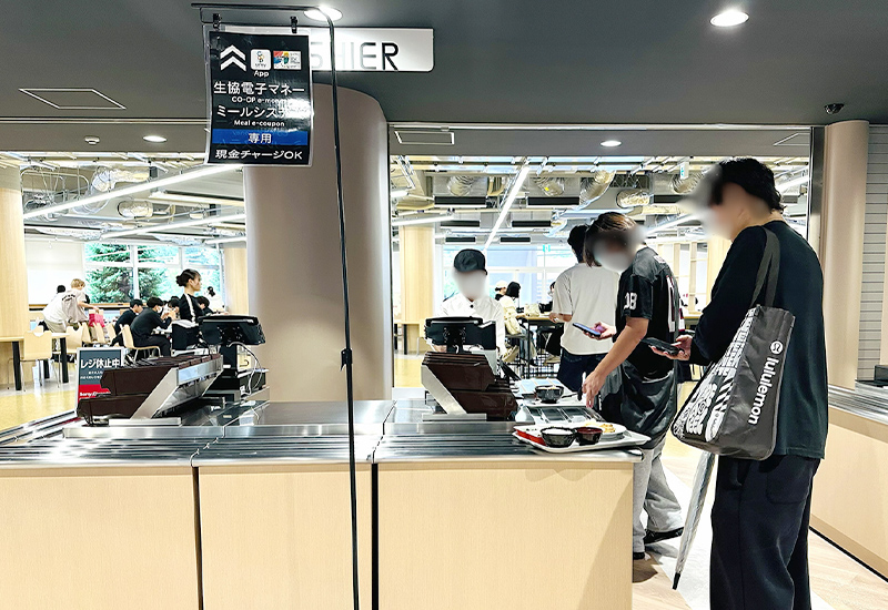 レジでは、スマホをかざしてスムーズにお会計