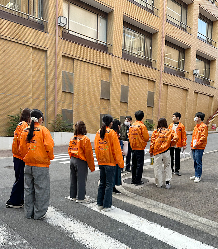 説明会開催前に井上専務理事が当日相談会スタッフ(学生委員会)と念入りな打ち合わせをされていました。