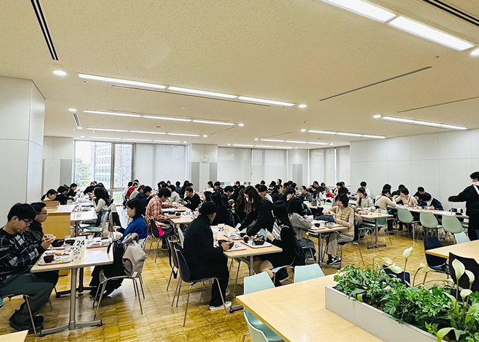 参加者はご家族で4月からの利用される食堂を体験。