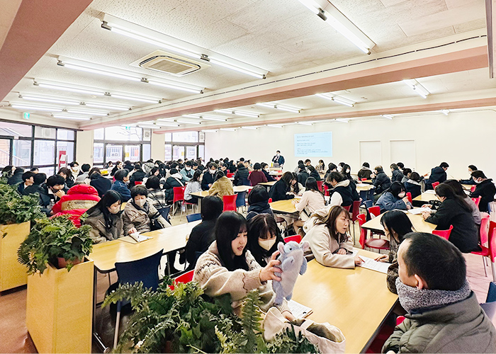 教材説明に集う参加者の皆さん