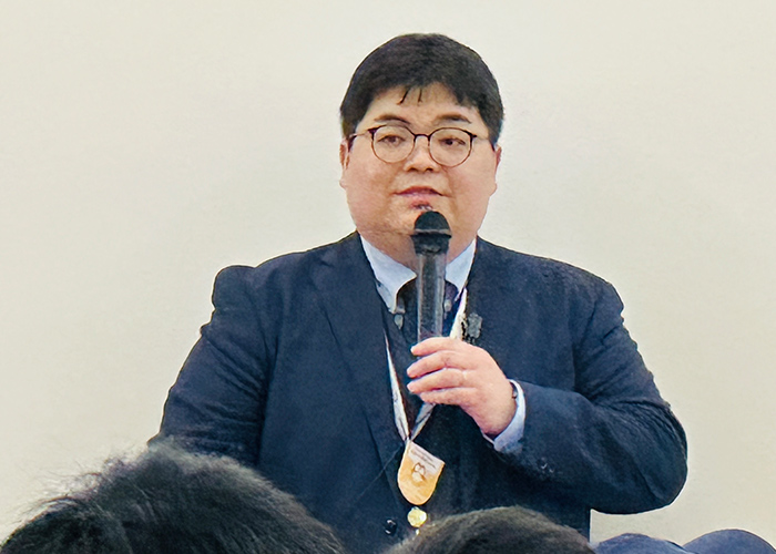 丁寧な説明をされ参加者の気持ちを掴む井上卓巳専務理事