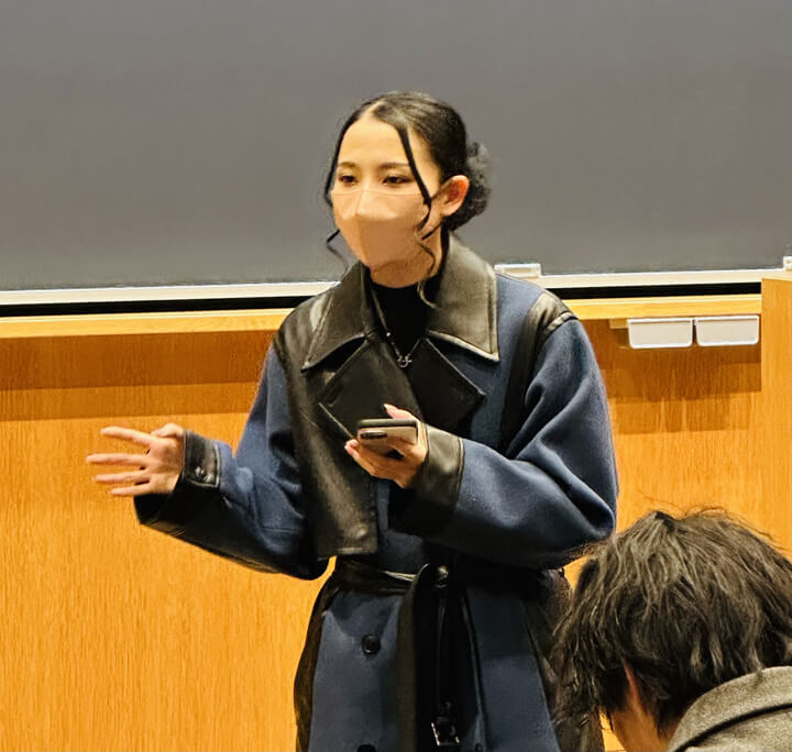 朝礼を行う新4年岩間 萌恵さん