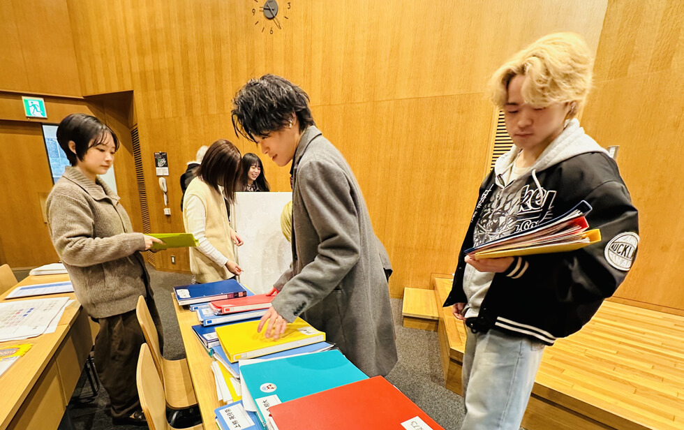 個別相談会で使用する先輩学生専用のファイルを配っていました