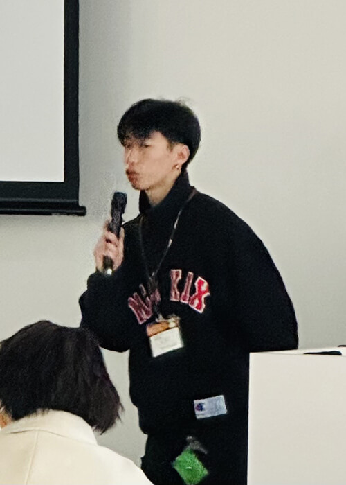 パソコンについての説明を行う野上 世成さん