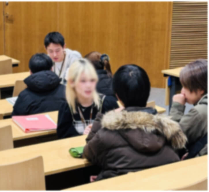 個別相談会で熱心に、また丁寧に笑顔を絶やさず話をする和光大生の先輩達