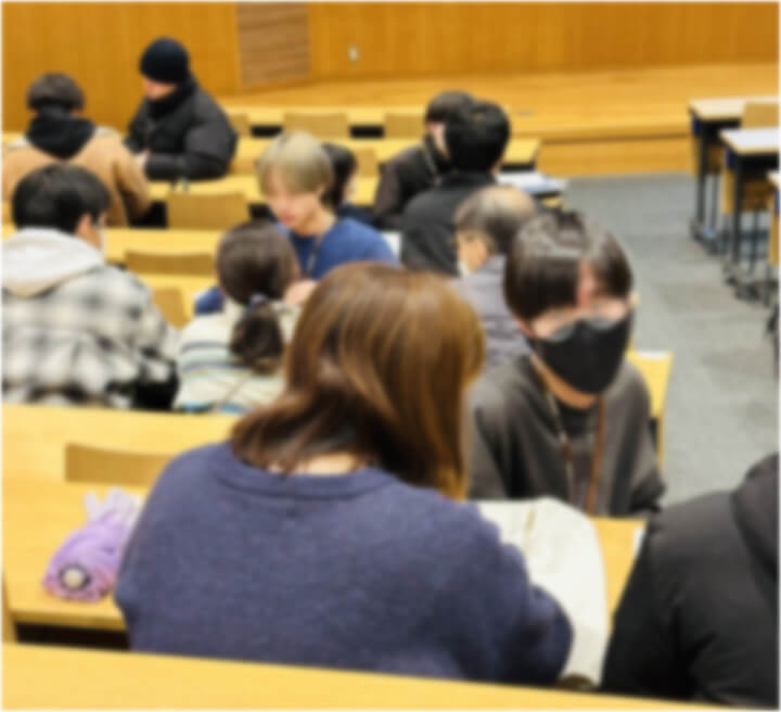 個別相談会で熱心に、また丁寧に笑顔を絶やさず話をする和光大生の先輩達