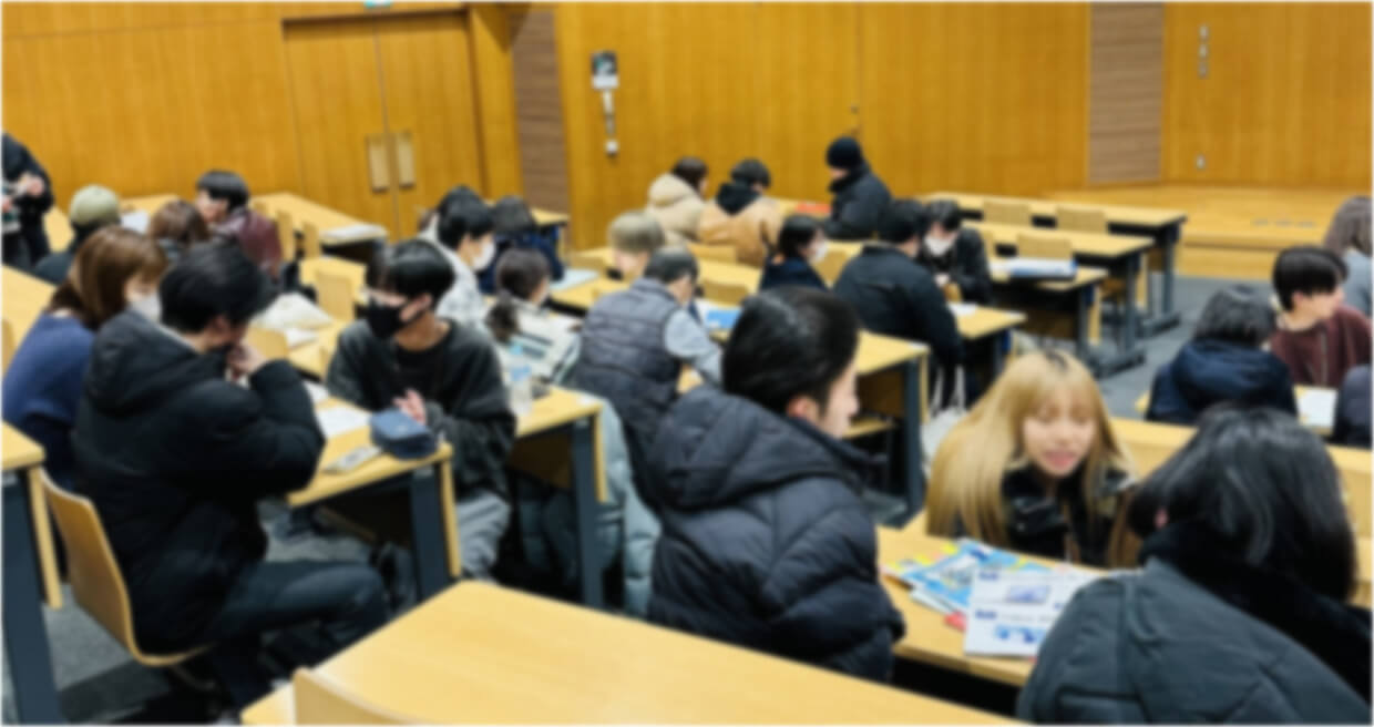 個別相談会で熱心に、また丁寧に笑顔を絶やさず話をする和光大生の先輩達