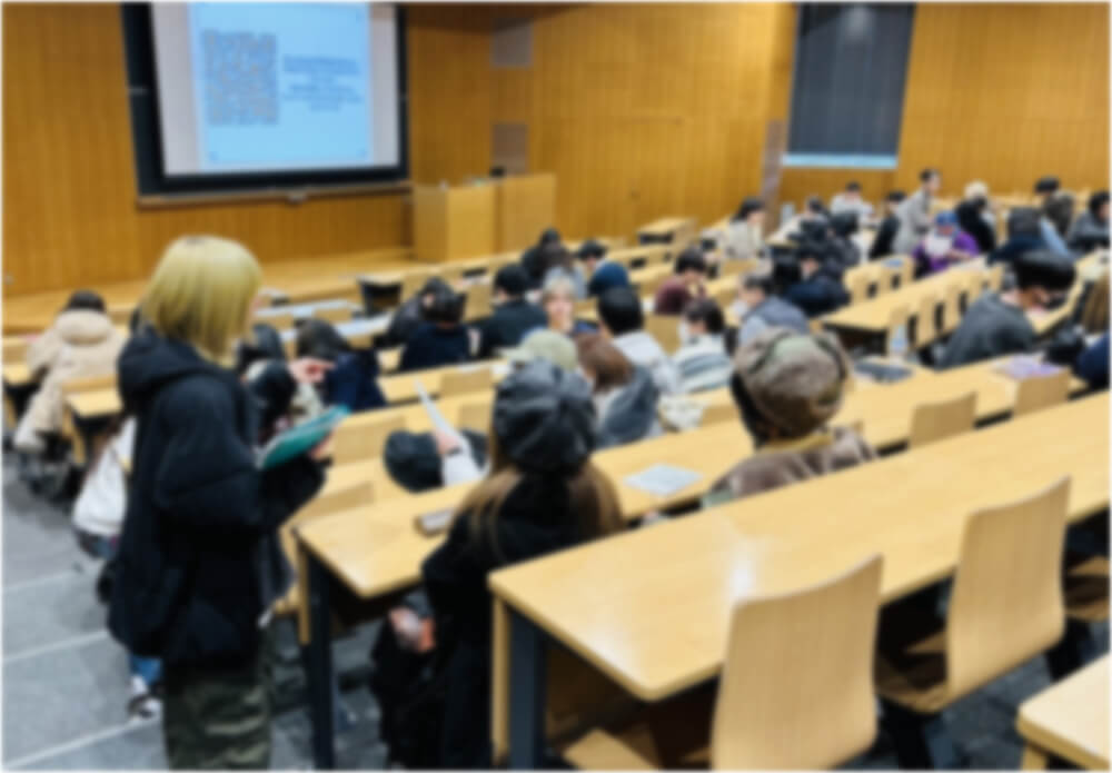 個別相談会で熱心に、また丁寧に笑顔を絶やさず話をする和光大生の先輩達