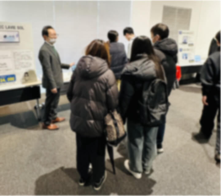 説明会終了後も気になっておられるご家族を見受けられました。