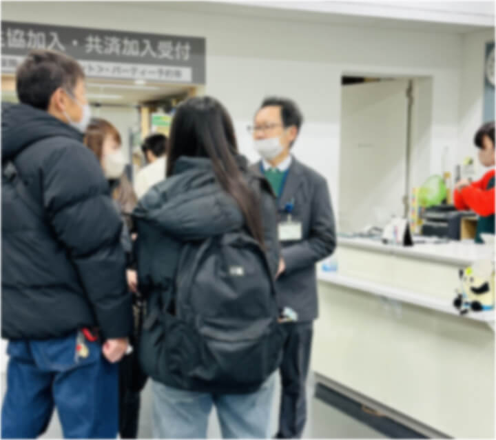 説明会終了後も気になっておられるご家族を見受けられました。