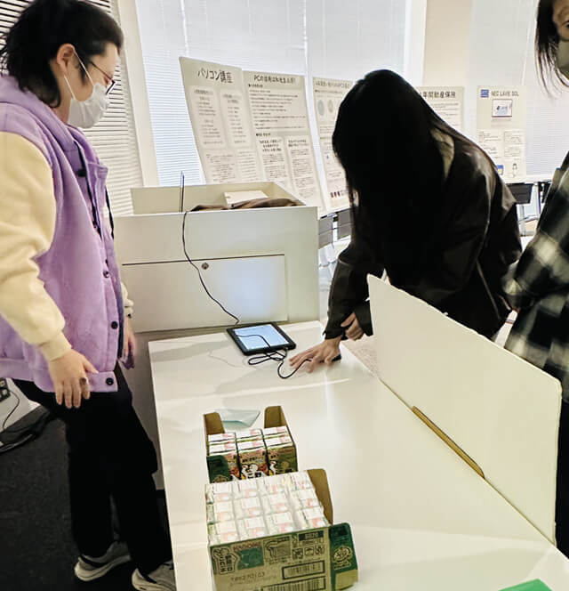 また展示の隣で「ベジチェック」を行い、野菜ジュースをお渡ししていました。