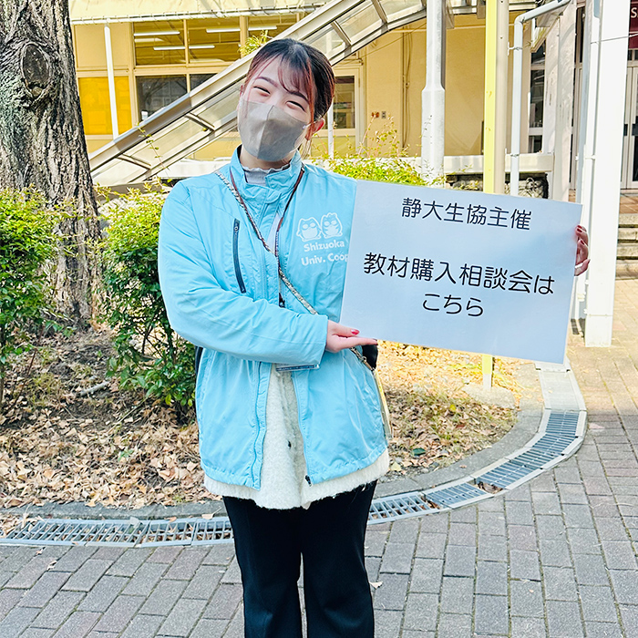 元気に「教材購入説明会」の会場を案内していました