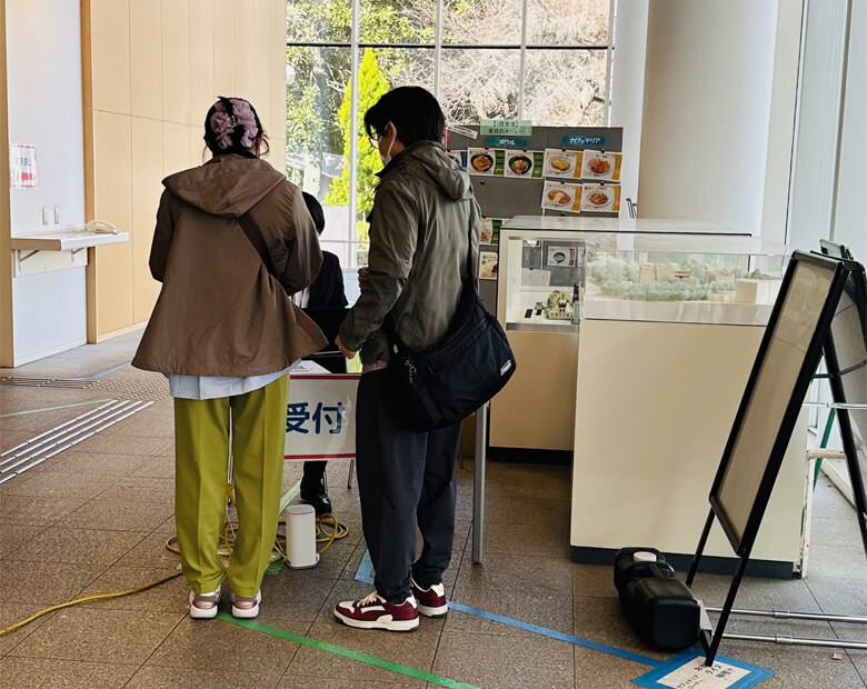 9時30分からはじまる説明会の受付を行う新入生