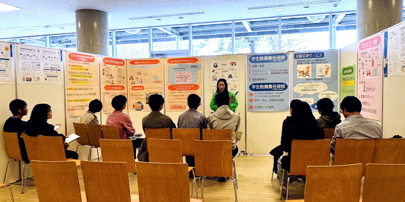 CO･OP学生総合共済や、ミールパス、東大PCなどの話をする先輩方と真剣の話をきく新入生とその保護者様