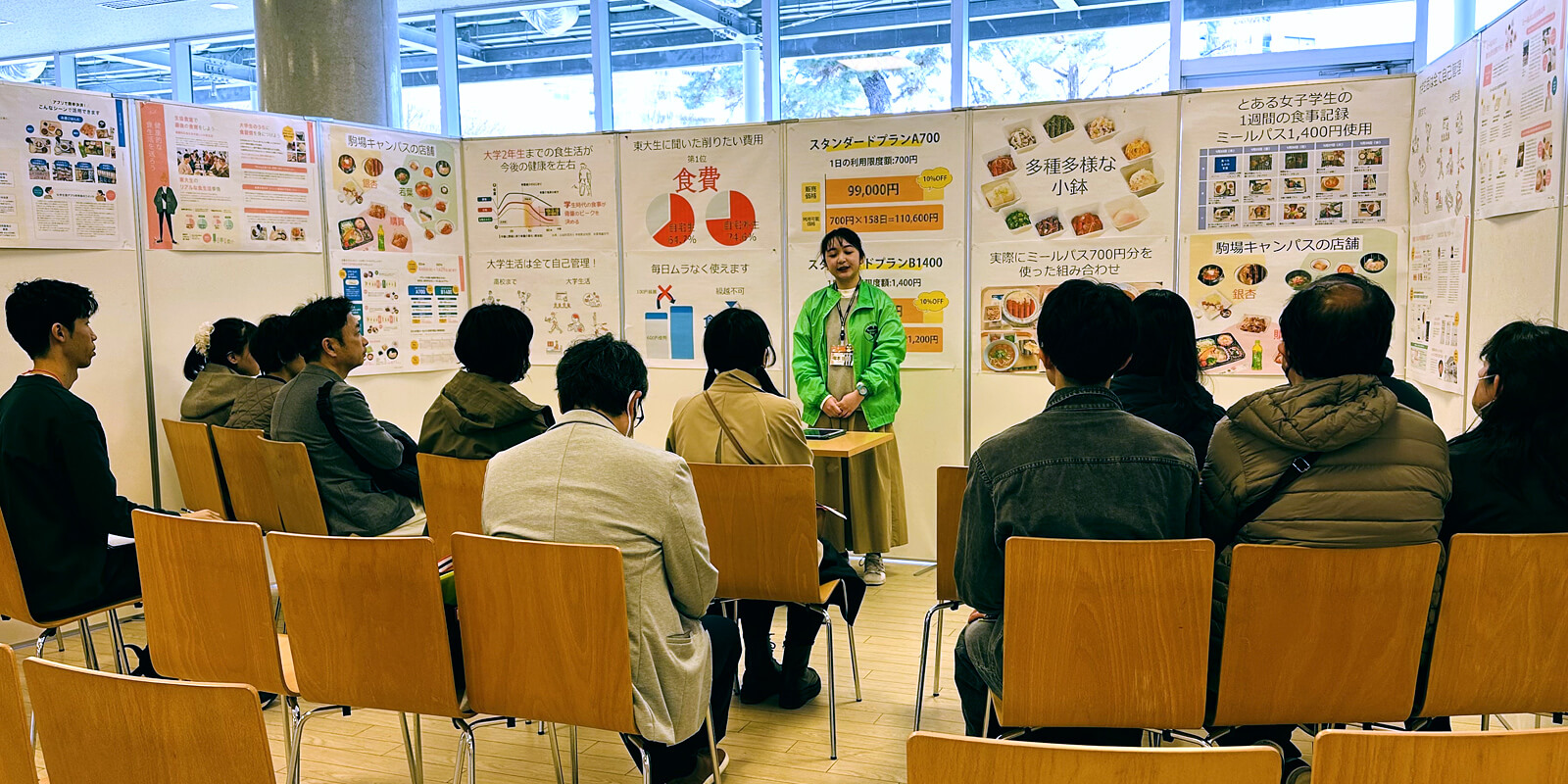 CO･OP学生総合共済や、ミールパス、東大PCなどの話をする先輩方と真剣の話をきく新入生とその保護者様