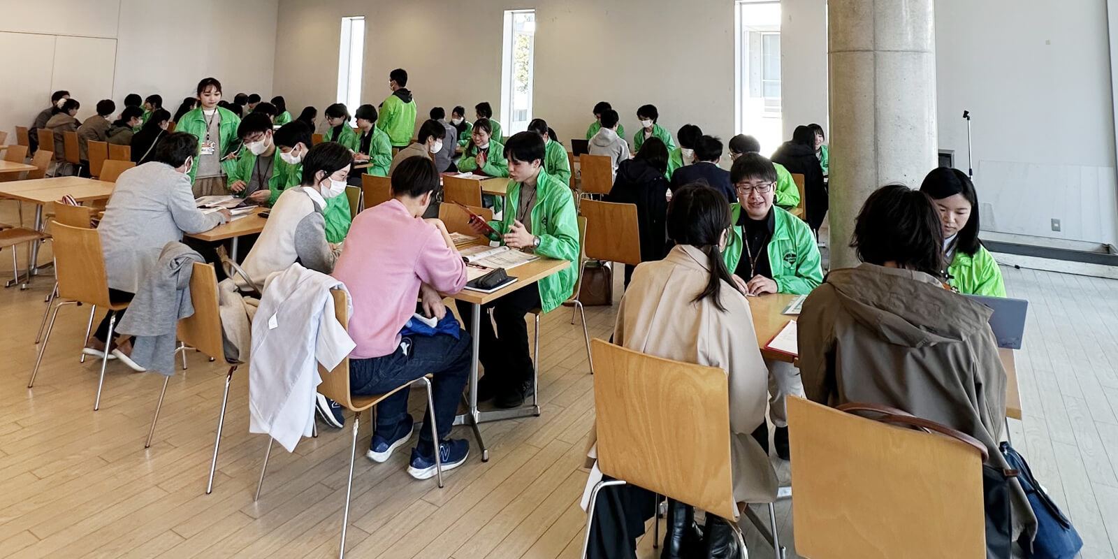  個別相談会では「真剣」そのもの。メモを取ったり質問されたりと有意義な時間を過ごされました。