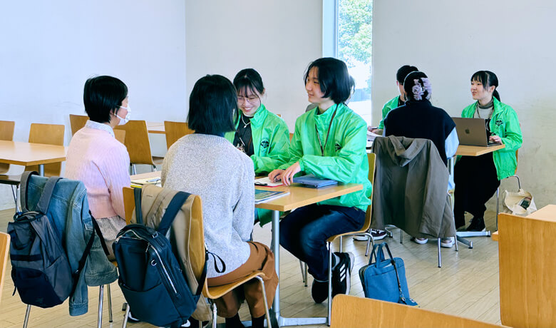 個別相談会では「真剣」そのもの。メモを取ったり質問されたりと有意義な時間を過ごされました。