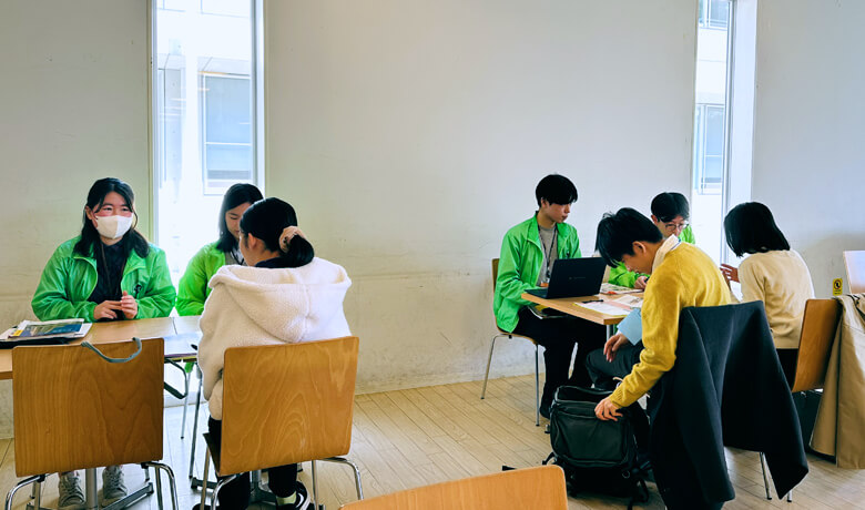 個別相談会では「真剣」そのもの。メモを取ったり質問されたりと有意義な時間を過ごされました。