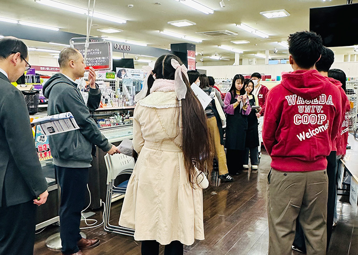 運営するスタッフが全体朝礼を行いました