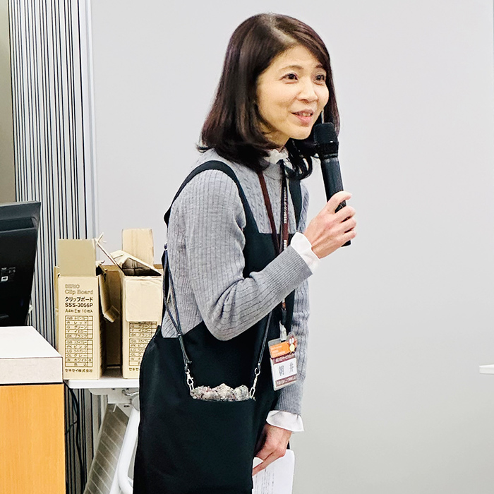 昨年お子さんが早稲田大学に入学された組合員サービスセンター職員 朝井より、大学生のリスクについて、また「大学生の御守」コープ学生総合共済の話をされました。